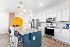 Coffee/tea maker, fridge, microwave, oven - Breathtaking Lakeview Retreat with Private Hot Tub, Dog-Friendly, Cmty Pools & $400 Free Tickets (Branson)