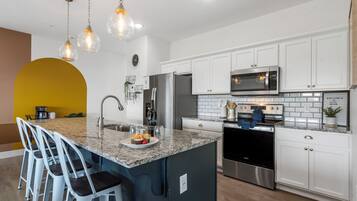 Frigorifero, microonde, forno, piano cottura