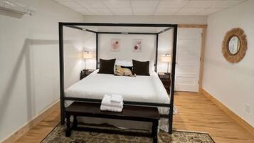 4 bedrooms, desk, iron/ironing board, WiFi