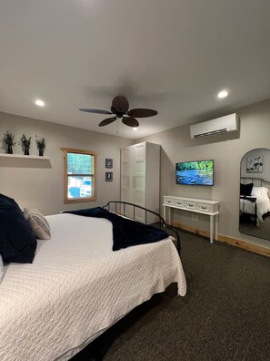 4 bedrooms, desk, iron/ironing board, WiFi