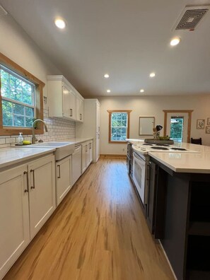 Jääkaappi, mikroaaltouuni, uuni, liesi