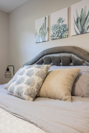 2 bedrooms, iron/ironing board, WiFi, bed sheets - Fully Reno'd 2 Bedroom, 2 Bath Legal Basement Suite. Heart of the Southside (Lethbridge)