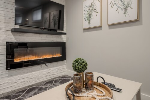 Fully Reno'd 2 Bedroom, 2 Bath Legal Basement Suite. Heart of the Southside