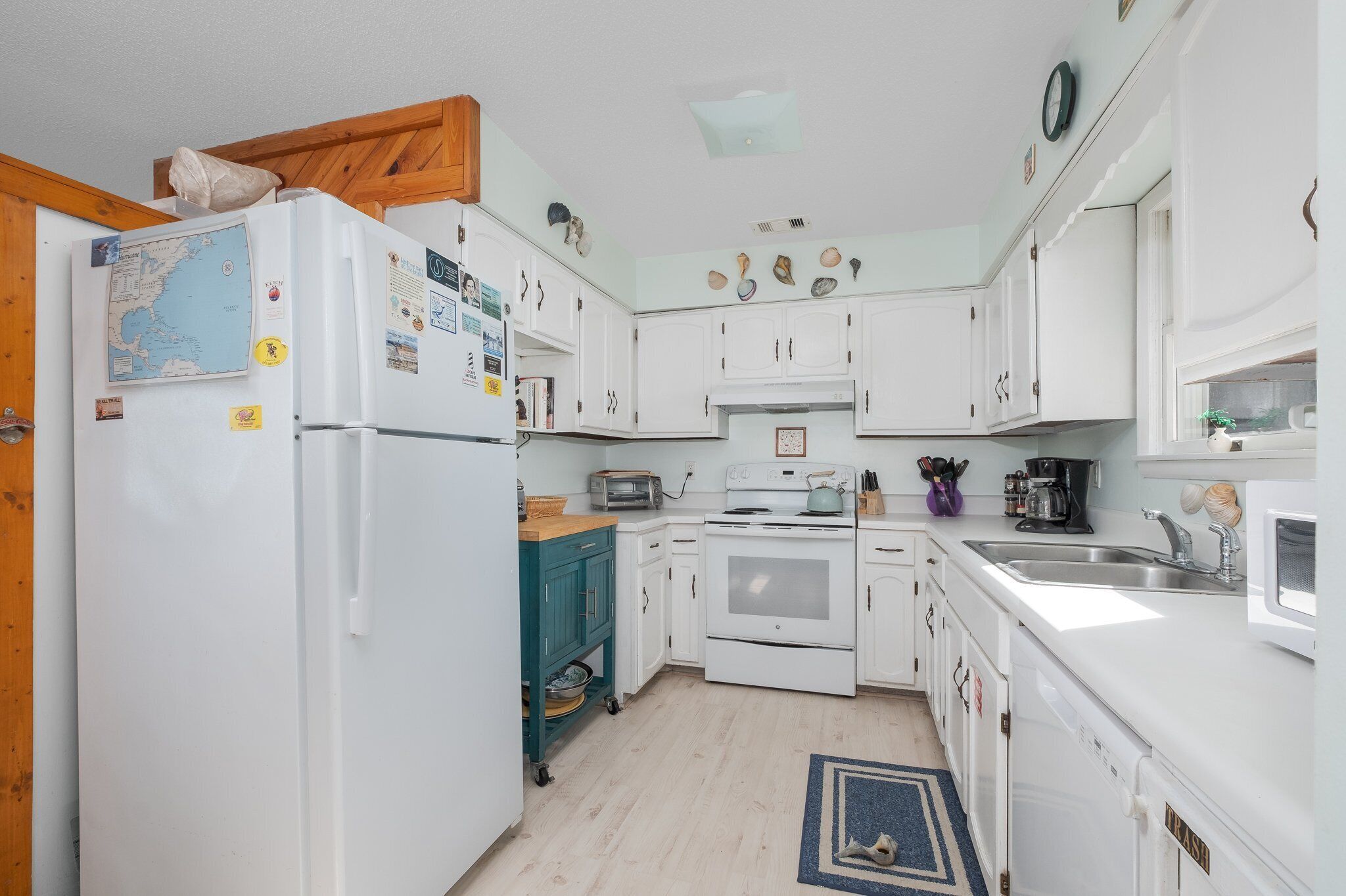 Kühlschrank, Mikrowelle, Herdplatte, Geschirrspüler