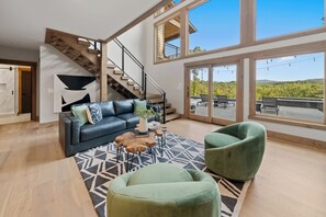 Smart TV, fireplace, ping pong - Retreat at Clear Creek ~ Outdoor Pool & Pickleball/Basketball Court! (Ellijay)