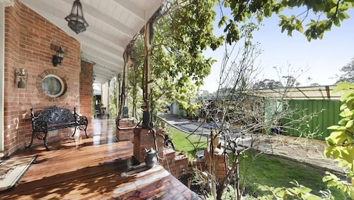 Bonnie Vibe Victorian Charm