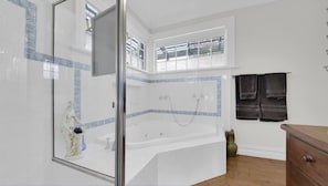 Een douche, een haardroger, handdoeken, zeep