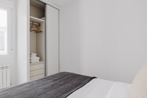 2 bedrooms, iron/ironing board, WiFi, bed sheets - Trendy Rios Rosas 2BR w/ Doorman, Washer & A/C, by Blueground (Madrid)