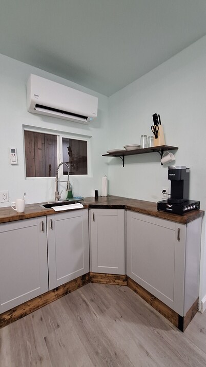 The Cozy Hut with AC and WiFi in fabulous Duncanville