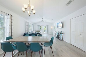 Dining - Sandy Daze - Vacation Rental on 30A Close to the Beach with Hot Tub (Santa Rosa Beach)