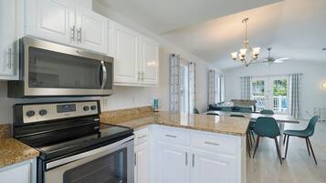 Een koelkast, een microgolfoven, een oven, een kookplaat