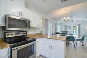 Fridge, microwave, oven, stovetop - Sandy Daze - Vacation Rental on 30A Close to the Beach with Hot Tub (Santa Rosa Beach)