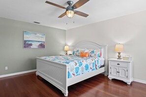 3 間睡房、書桌、熨斗/熨衫板、可攜式嬰兒床