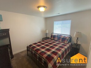 1 bedroom, desk, free WiFi, bed sheets - Nightly or short term rental in Medford. (Medford)