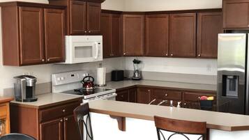 KylskÄp, mikrovÄgsugn, ugn och spishÀll