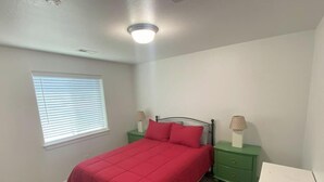 Desk, WiFi (free), bed sheets - Nightly or short term rental in Medford. (Medford)