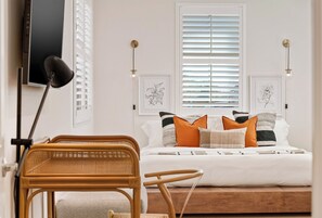 3 多间卧室、客房内保险箱、办公桌、熨斗/熨衣板