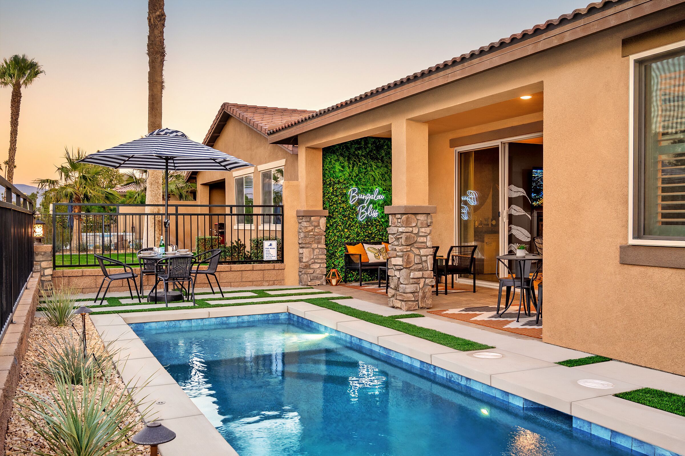 Utendørsbasseng og et oppvarmet basseng