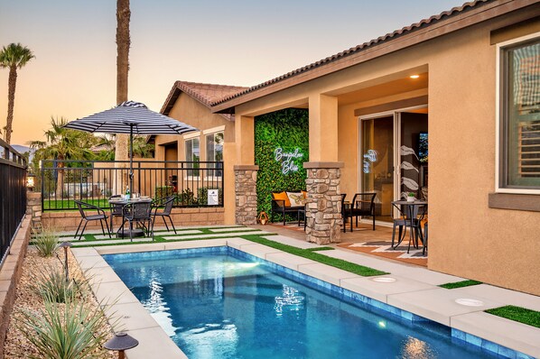 室外游泳池，恒温泳池