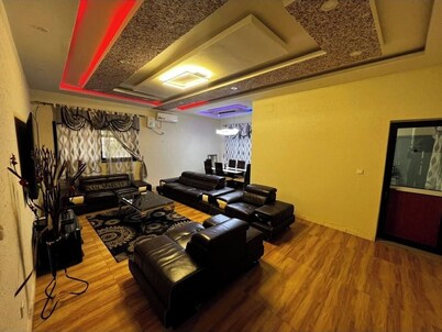 Appartement de 2 Chambres Salon Salle à Manger Cuisine Équipée, Piscine Parking