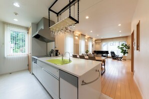 Réfrigérateur, micro-ondes, bouilloire électrique, grille-pain