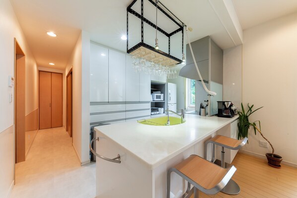 Réfrigérateur, micro-ondes, bouilloire électrique, grille-pain