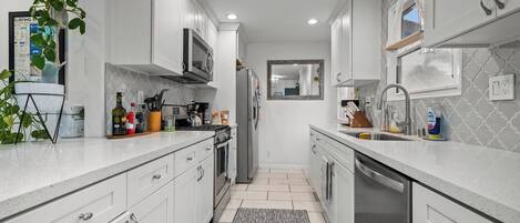 雪櫃、微波爐、焗爐、爐具