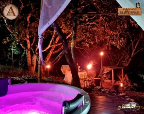 Déjeuner et dîner servis sur place, restauration en plein air