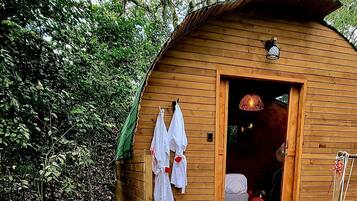 Deluxe Double Room, 1 Double Bed, Private Bathroom, Garden View | Private spa tub