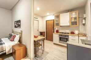 Iron/ironing board, bed sheets