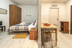 Tabla de planchar con plancha y ropa de cama