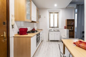 Fridge, oven, stovetop, coffee/tea maker