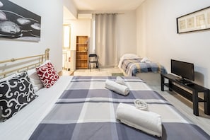 Iron/ironing board, bed sheets