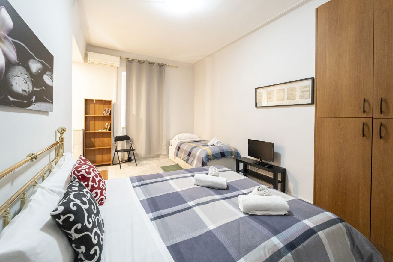 Tabla de planchar con plancha y ropa de cama 