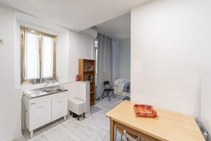 Strykjärn/strykbräda och sängkläder