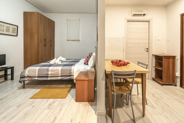 Iron/ironing board, bed sheets