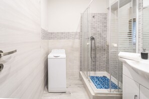 Douche, séchoir à cheveux, bidet, serviettes fournies