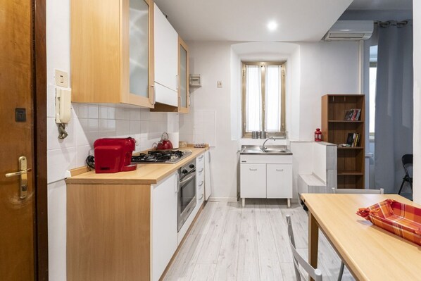 Fridge, oven, stovetop, coffee/tea maker