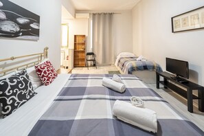 Iron/ironing board, bed sheets