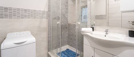 Dusche, Haartrockner, Bidet, Handtücher