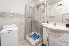 Shower, hair dryer, bidet, towels