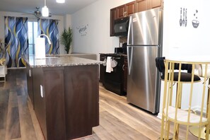 Een koelkast, een microgolfoven, een oven, een kookplaat