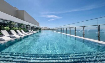2 piscinas externas, funciona das 6h às 21h, guarda-sóis