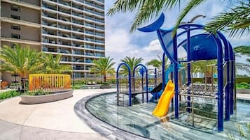 2 piscines extérieures, parasols de plage, chaises longues