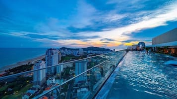 2 kolam renang outdoor, dengan payung kolam renang dan kursi berjemur