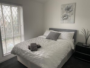 3 chambres, fer et planche à repasser, Wi-Fi, draps fournis