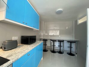 Frigorifero, microonde, forno, piano cottura