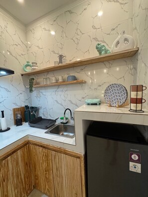 Køleskab, brødrister