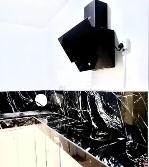 Réfrigérateur, micro-ondes, plaque de cuisson, grille-pain