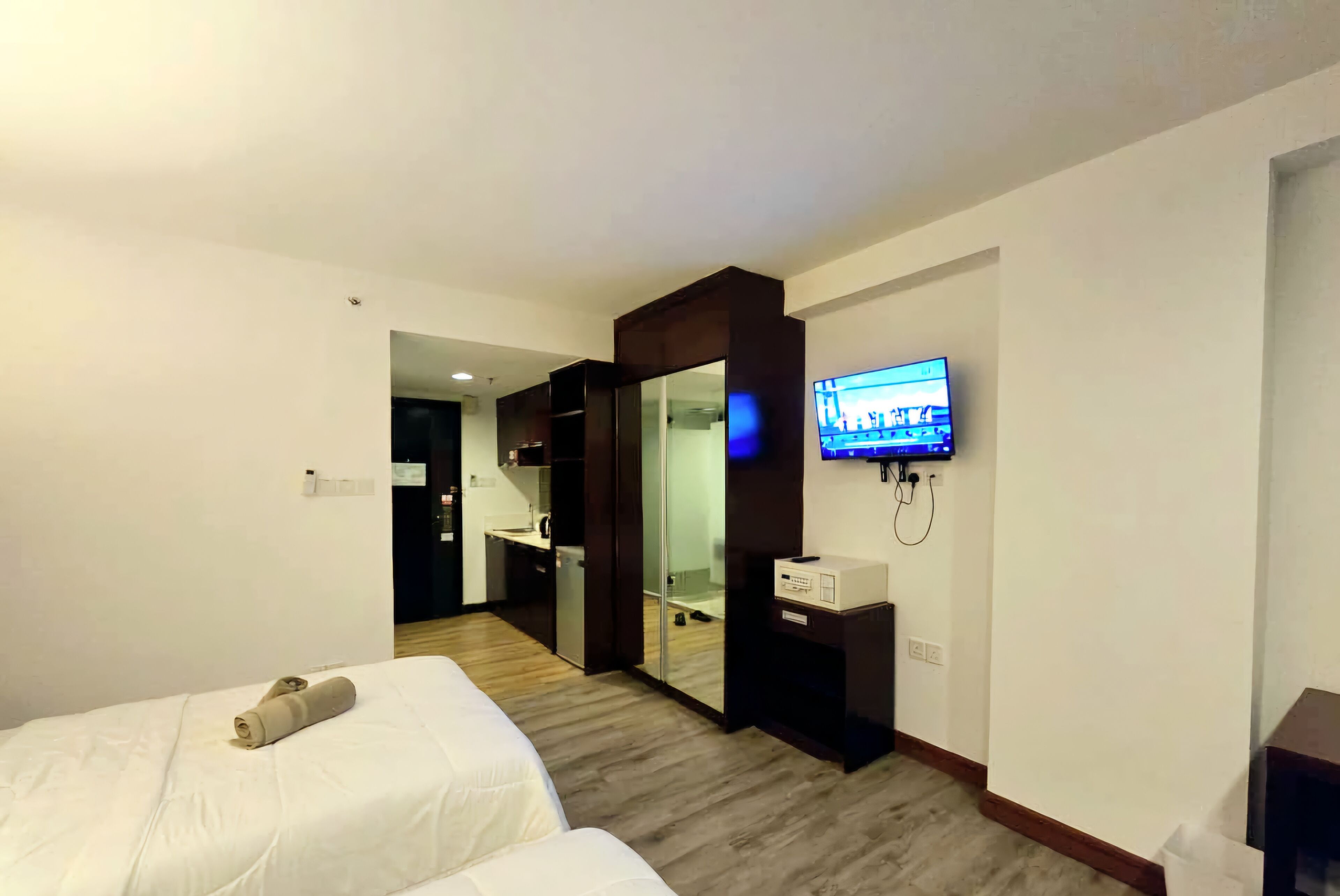1 bedroom, desk, iron/ironing board, WiFi (free)